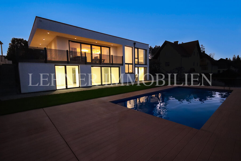Lehner Immobilien luxuriöses und stilvolles Einfamilienhaus mit Pool