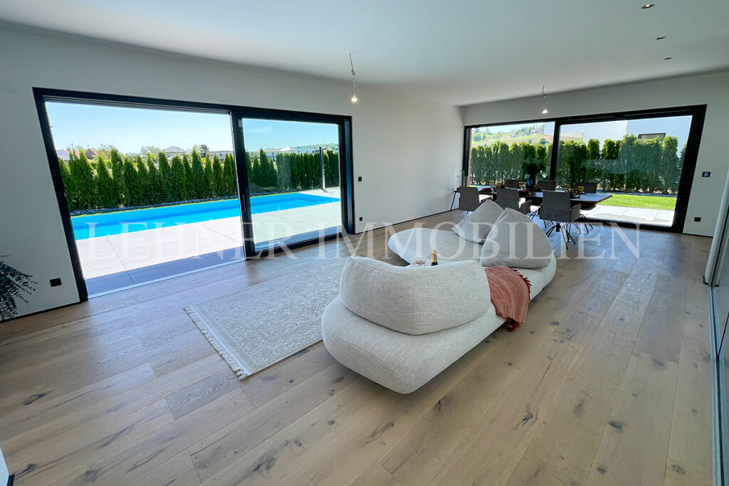 Lehner Immobilien Luxus Bungalow mit Swimmingpool und Lichthof in Dobl