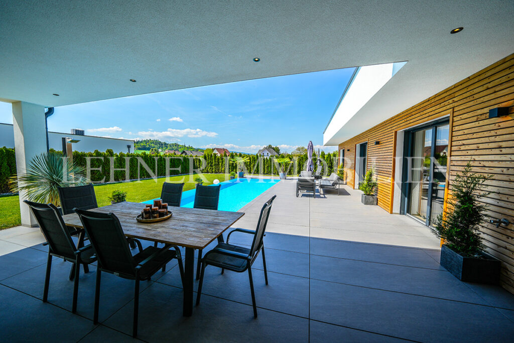 Lehner Immobilien Exklusiver Bungalow mit Überlauf-Infinitypool in Dobl