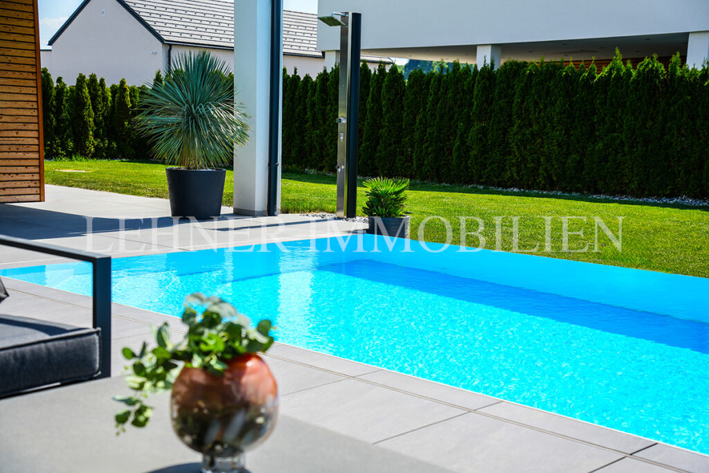 Lehner Immobilien Exklusiver Bungalow mit Überlauf-Infinitypool in Dobl