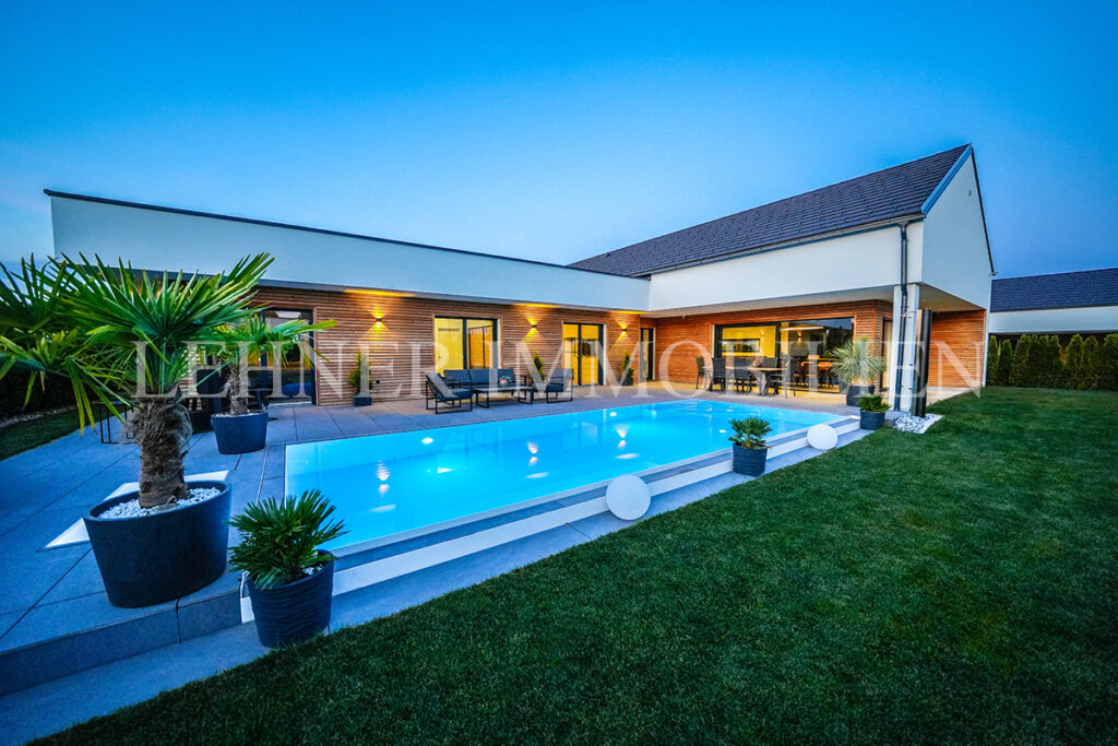 Lehner Immobilien Exklusiver Bungalow mit Überlauf-Infinitypool in Dobl