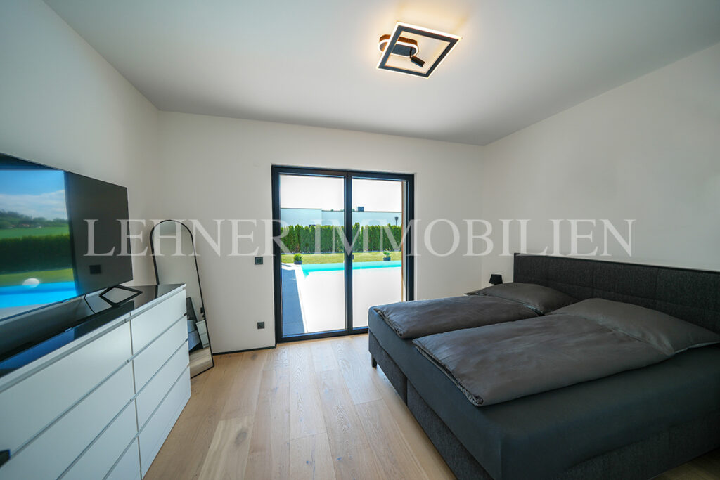 Lehner Immobilien Exklusiver Bungalow mit Überlauf-Infinitypool in Dobl
