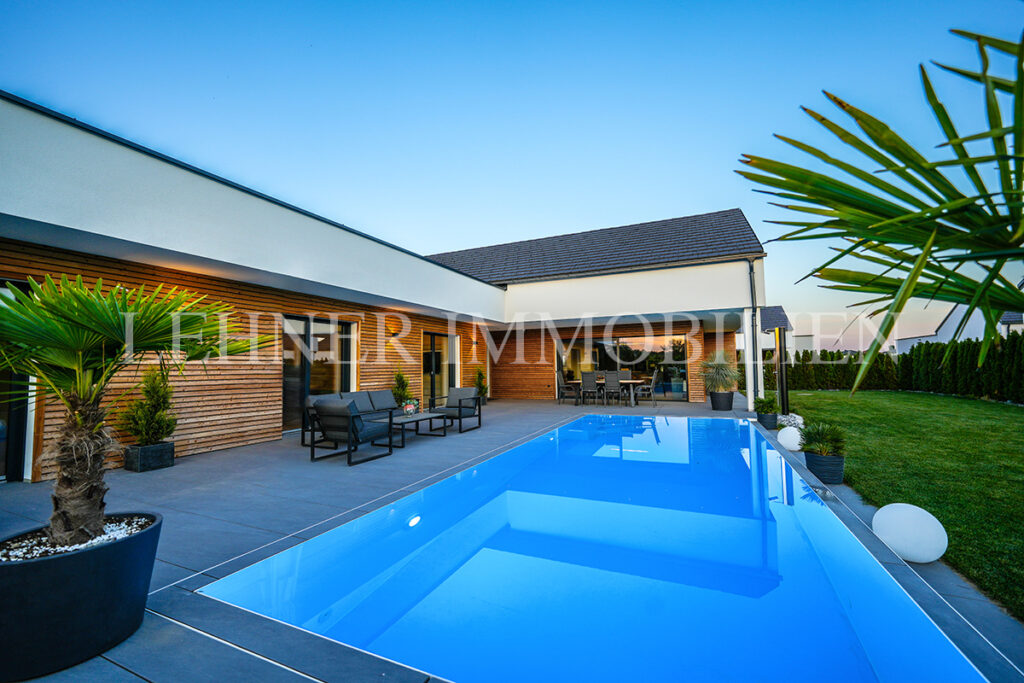 Lehner Immobilien Exklusiver Bungalow mit Überlauf-Infinitypool in Dobl