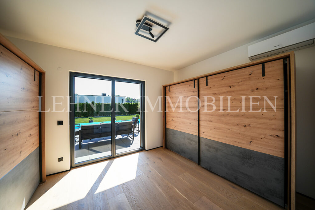 Lehner Immobilien Exklusiver Bungalow mit Überlauf-Infinitypool in Dobl