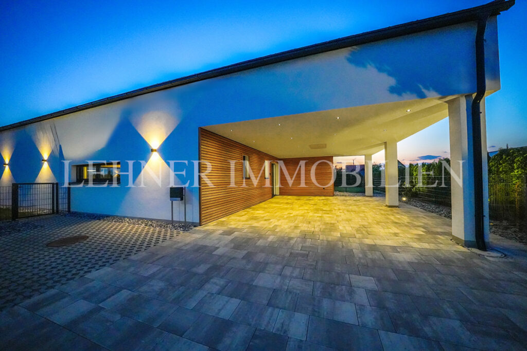 Lehner Immobilien Exklusiver Bungalow mit Überlauf-Infinitypool in Dobl