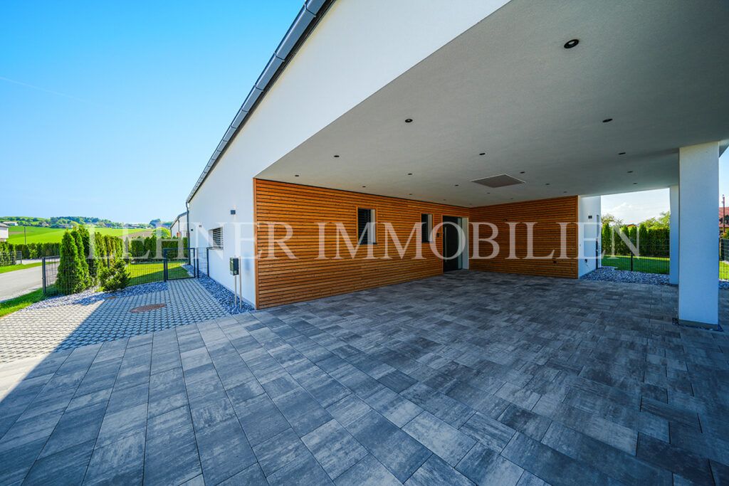 Lehner Immobilien Exklusiver Bungalow mit Überlauf-Infinitypool in Dobl