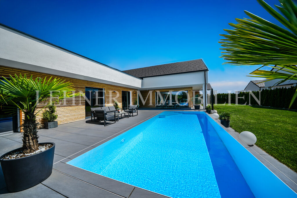 Lehner Immobilien Exklusiver Bungalow mit Überlauf-Infinitypool in Dobl