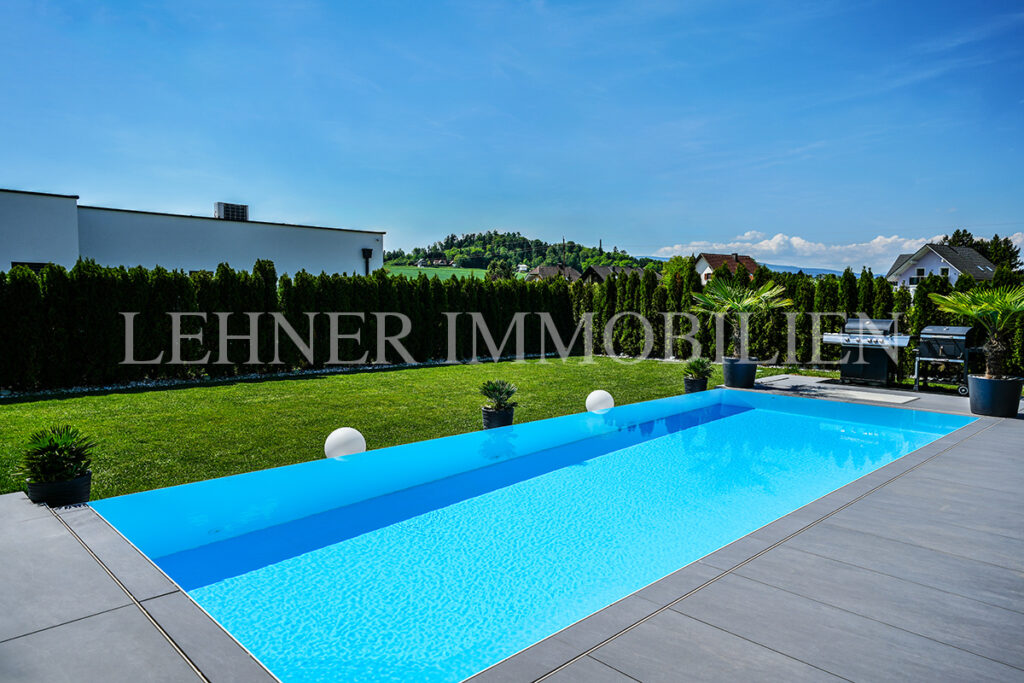 Lehner Immobilien Exklusiver Bungalow mit Überlauf-Infinitypool in Dobl