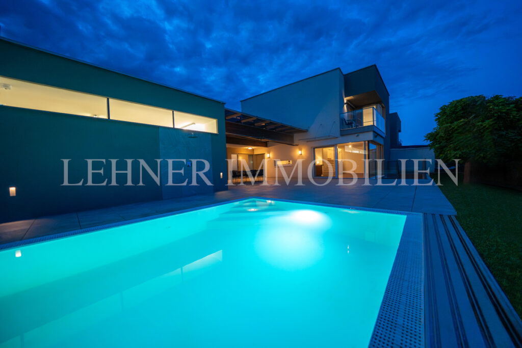 Lehner Immobilien Modernes Eckreihenhaus mit Haus-Charakter und Pool in Feldkirchen bei Graz