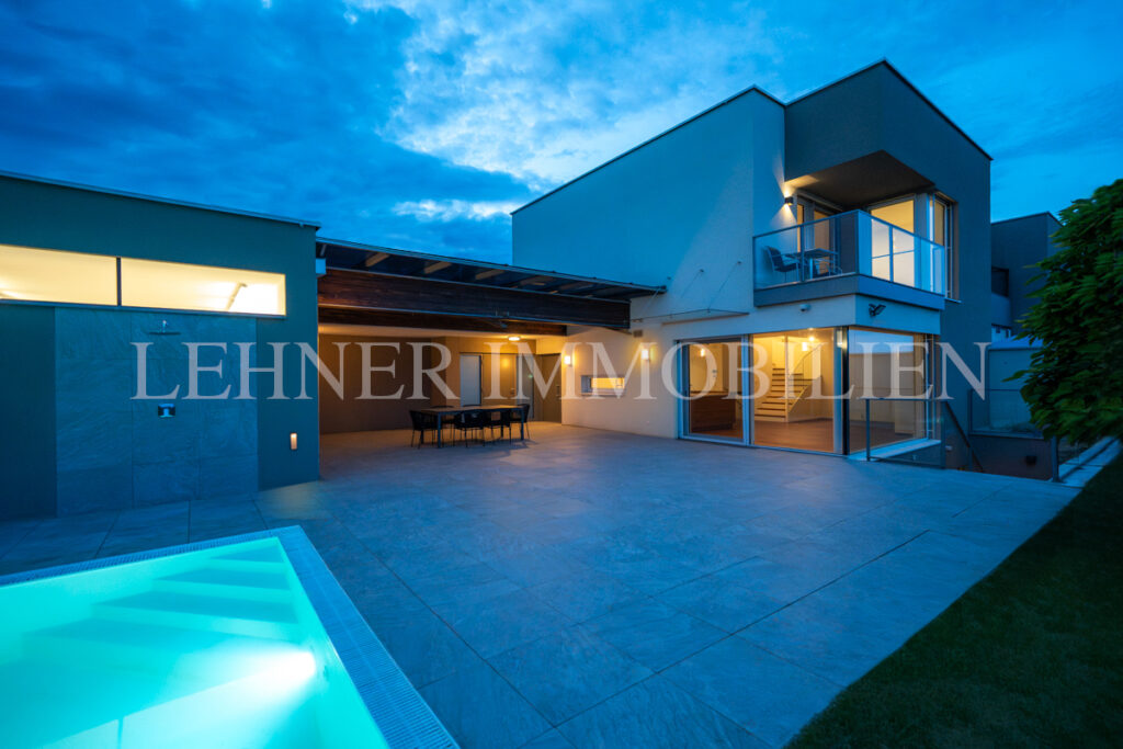 Lehner Immobilien Modernes Eckreihenhaus mit Haus-Charakter und Pool in Feldkirchen bei Graz