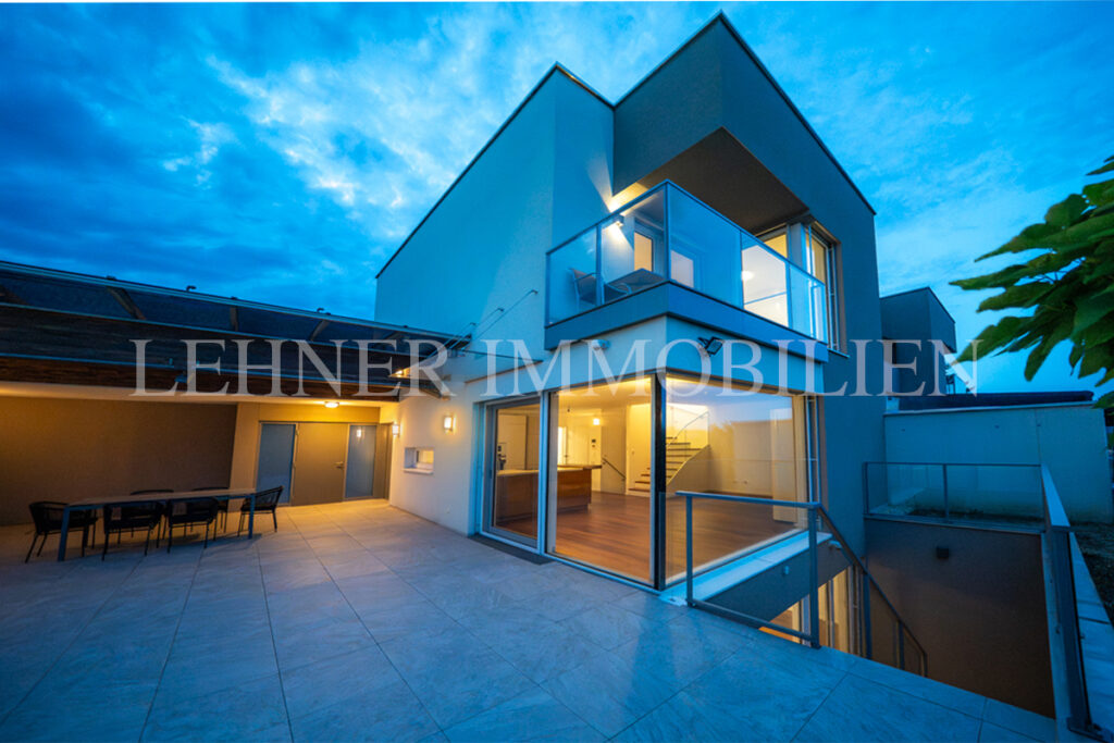 Lehner Immobilien Modernes Eckreihenhaus mit Haus-Charakter und Pool in Feldkirchen bei Graz