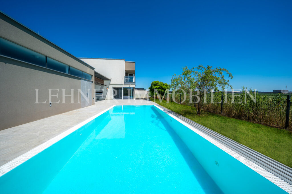 Lehner Immobilien Modernes Eckreihenhaus mit Haus-Charakter und Pool in Feldkirchen bei Graz