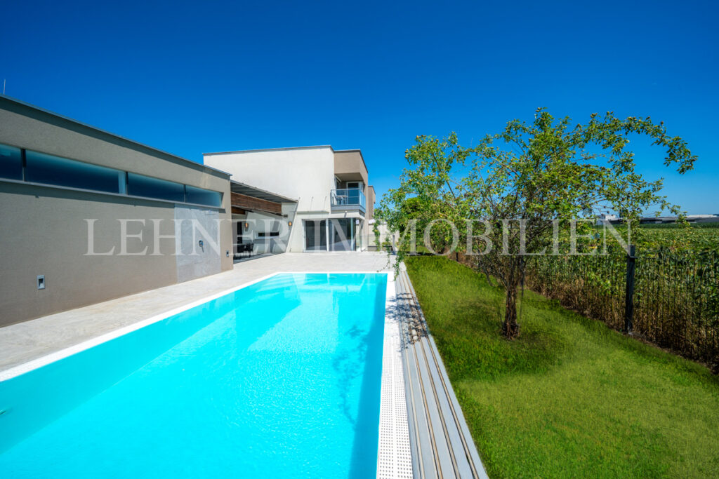 Lehner Immobilien Modernes Eckreihenhaus mit Haus-Charakter und Pool in Feldkirchen bei Graz