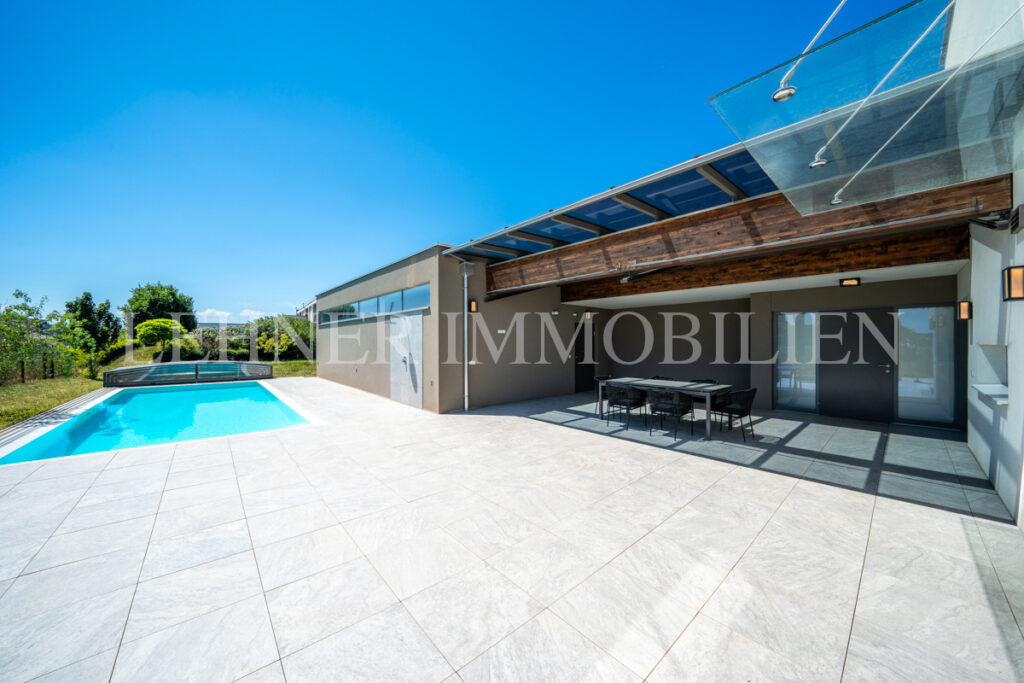Lehner Immobilien Modernes Eckreihenhaus mit Haus-Charakter und Pool in Feldkirchen bei Graz