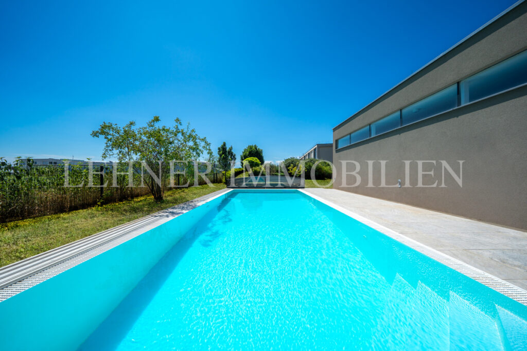 Lehner Immobilien Modernes Eckreihenhaus mit Haus-Charakter und Pool in Feldkirchen bei Graz