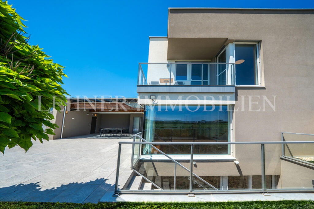 Lehner Immobilien Modernes Eckreihenhaus mit Haus-Charakter und Pool in Feldkirchen bei Graz