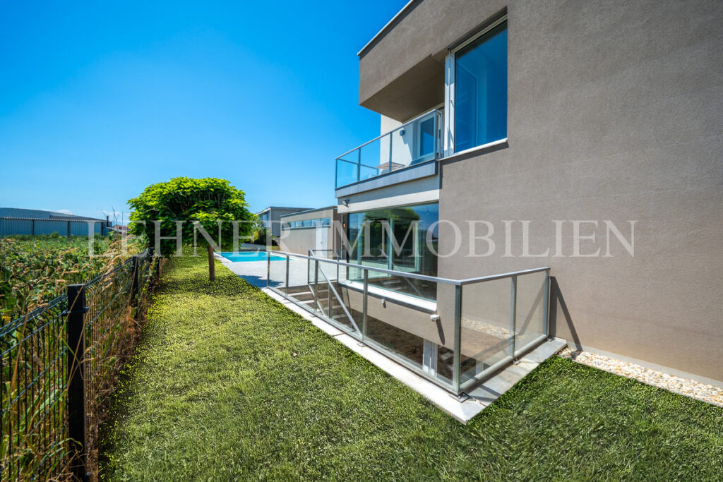 Lehner Immobilien Modernes Eckreihenhaus mit Haus-Charakter und Pool in Feldkirchen bei Graz
