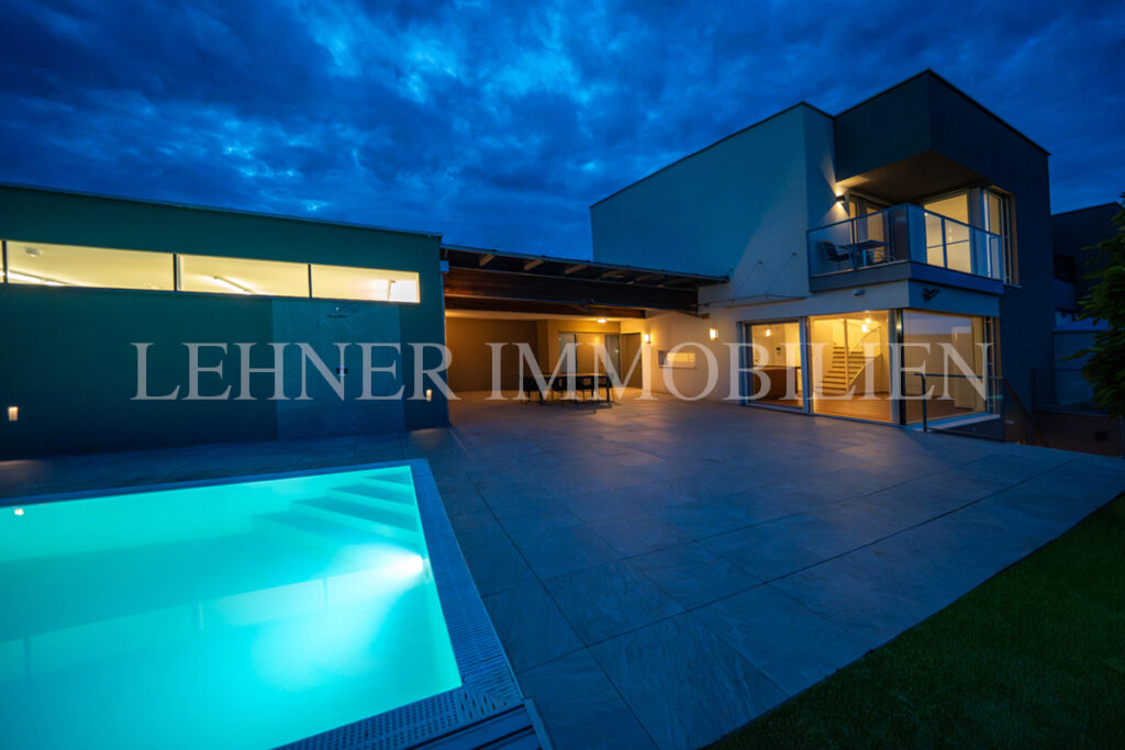 Lehner Immobilien Modernes Eckreihenhaus mit Haus-Charakter und Pool in Feldkirchen bei Graz