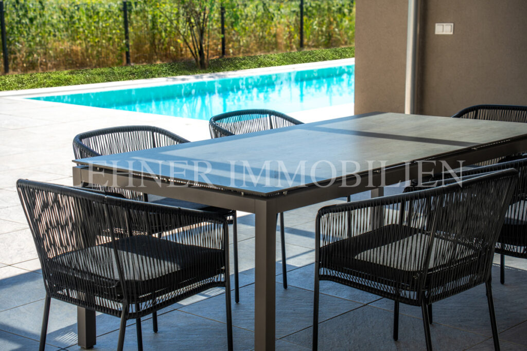 Lehner Immobilien Modernes Eckreihenhaus mit Haus-Charakter und Pool in Feldkirchen bei Graz