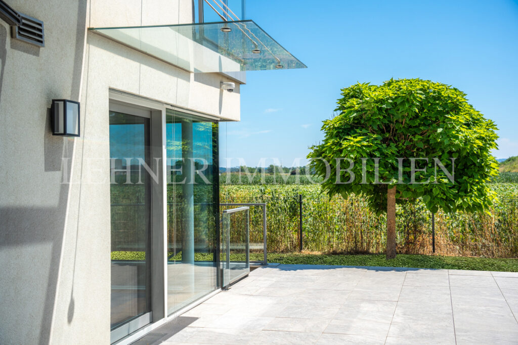 Lehner Immobilien Modernes Eckreihenhaus mit Haus-Charakter und Pool in Feldkirchen bei Graz