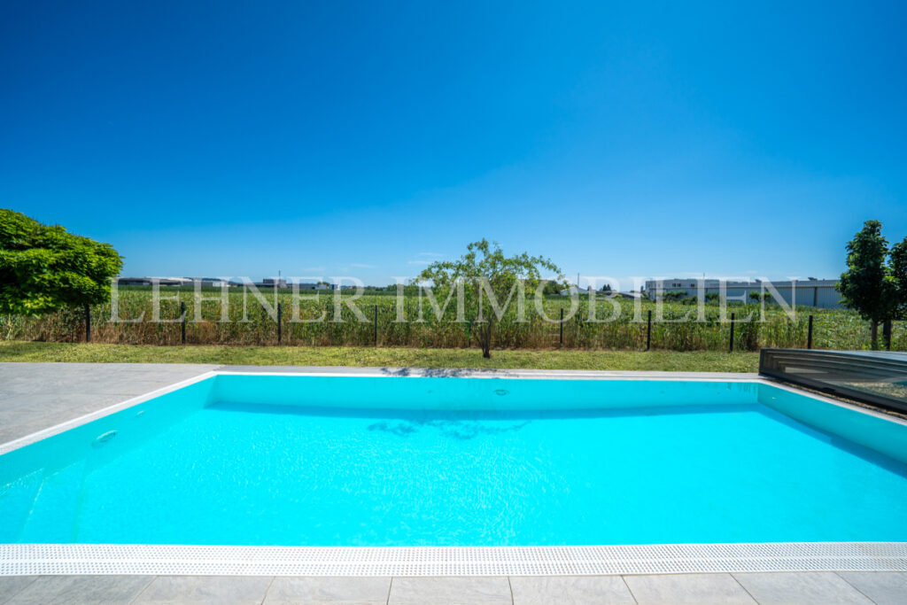 Lehner Immobilien Modernes Eckreihenhaus mit Haus-Charakter und Pool in Feldkirchen bei Graz
