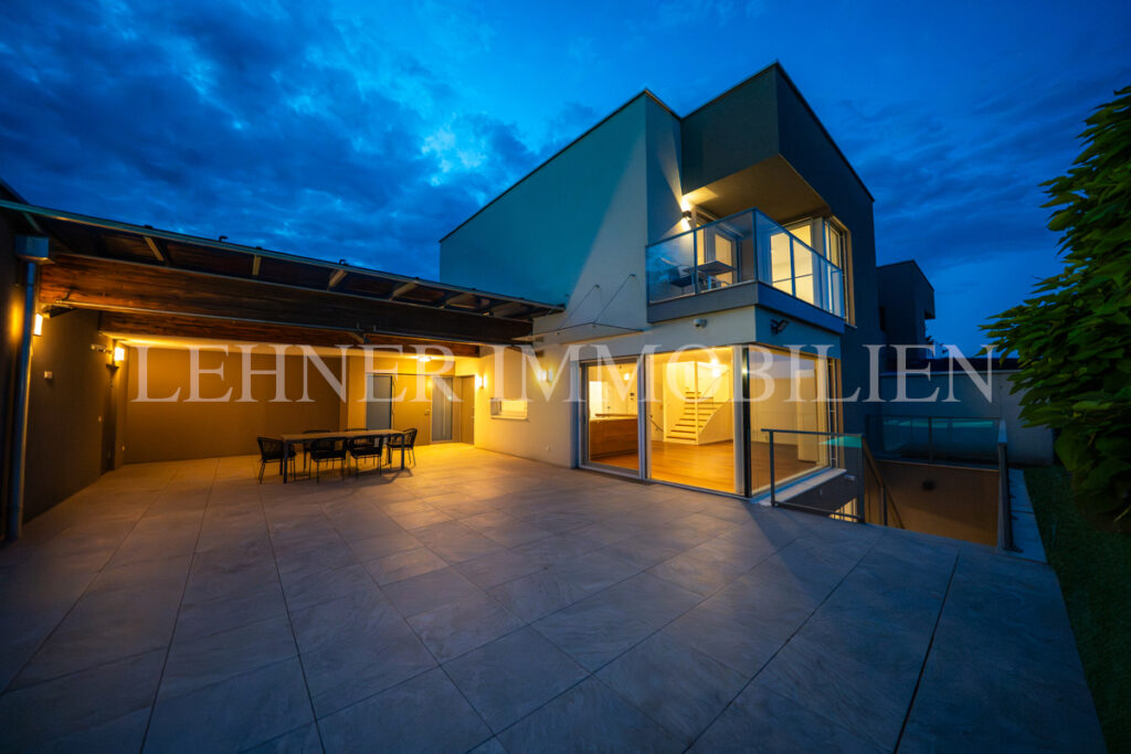 Lehner Immobilien Modernes Eckreihenhaus mit Haus-Charakter und Pool in Feldkirchen bei Graz