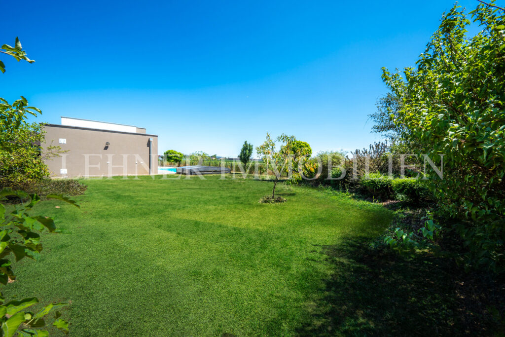 Lehner Immobilien Modernes Eckreihenhaus mit Haus-Charakter und Pool in Feldkirchen bei Graz