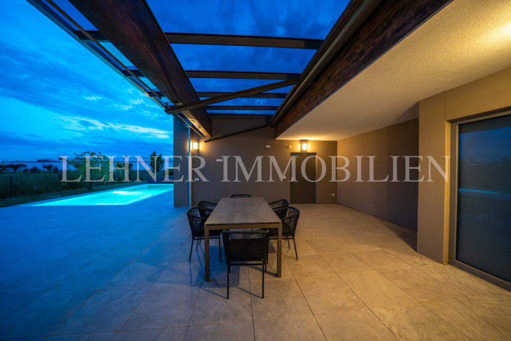 Lehner Immobilien Modernes Eckreihenhaus mit Haus-Charakter und Pool in Feldkirchen bei Graz