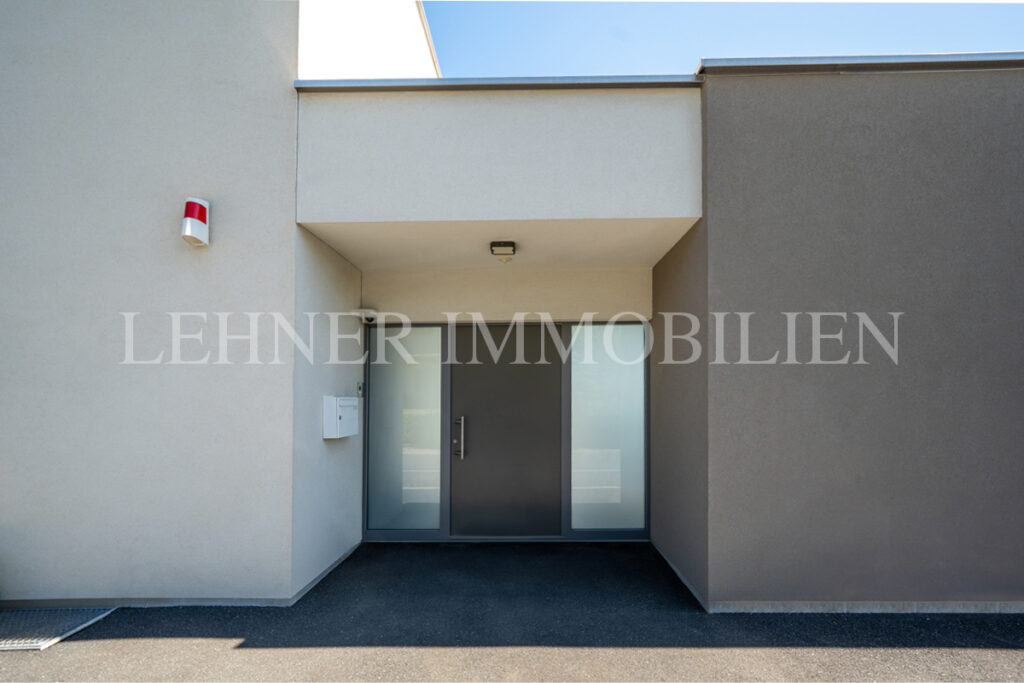 Lehner Immobilien Modernes Eckreihenhaus mit Haus-Charakter und Pool in Feldkirchen bei Graz