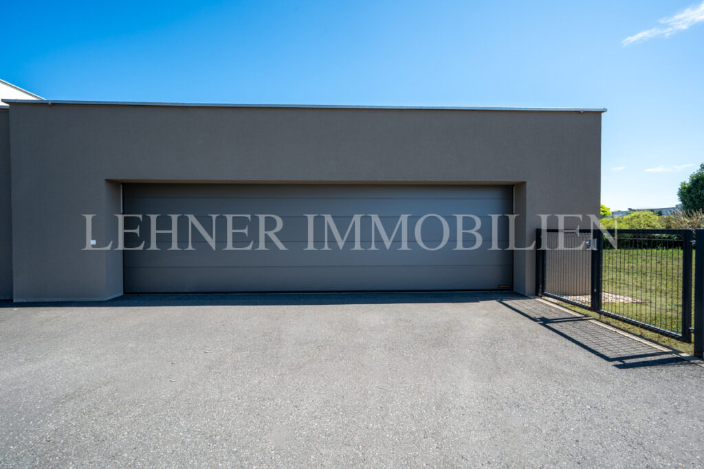 Lehner Immobilien Modernes Eckreihenhaus mit Haus-Charakter und Pool in Feldkirchen bei Graz