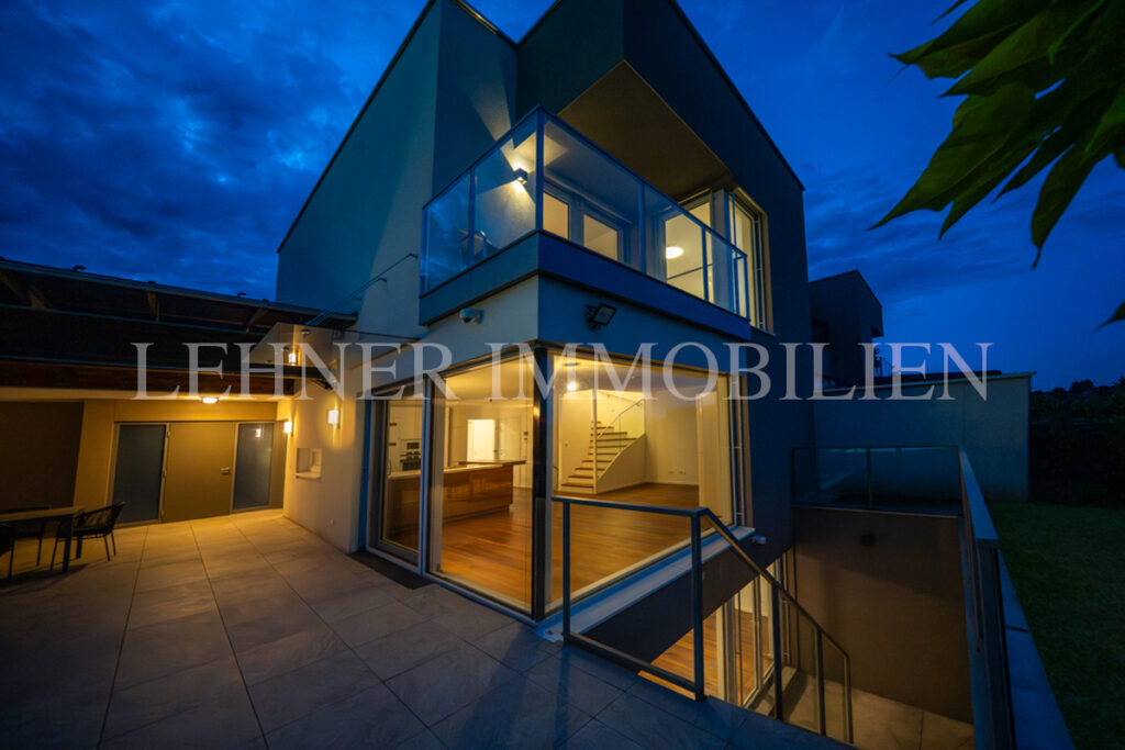 Lehner Immobilien Modernes Eckreihenhaus mit Haus-Charakter und Pool in Feldkirchen bei Graz