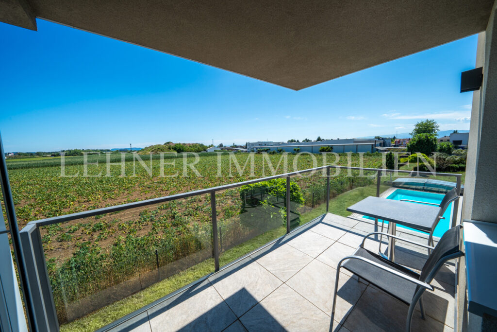 Lehner Immobilien Modernes Eckreihenhaus mit Haus-Charakter und Pool in Feldkirchen bei Graz