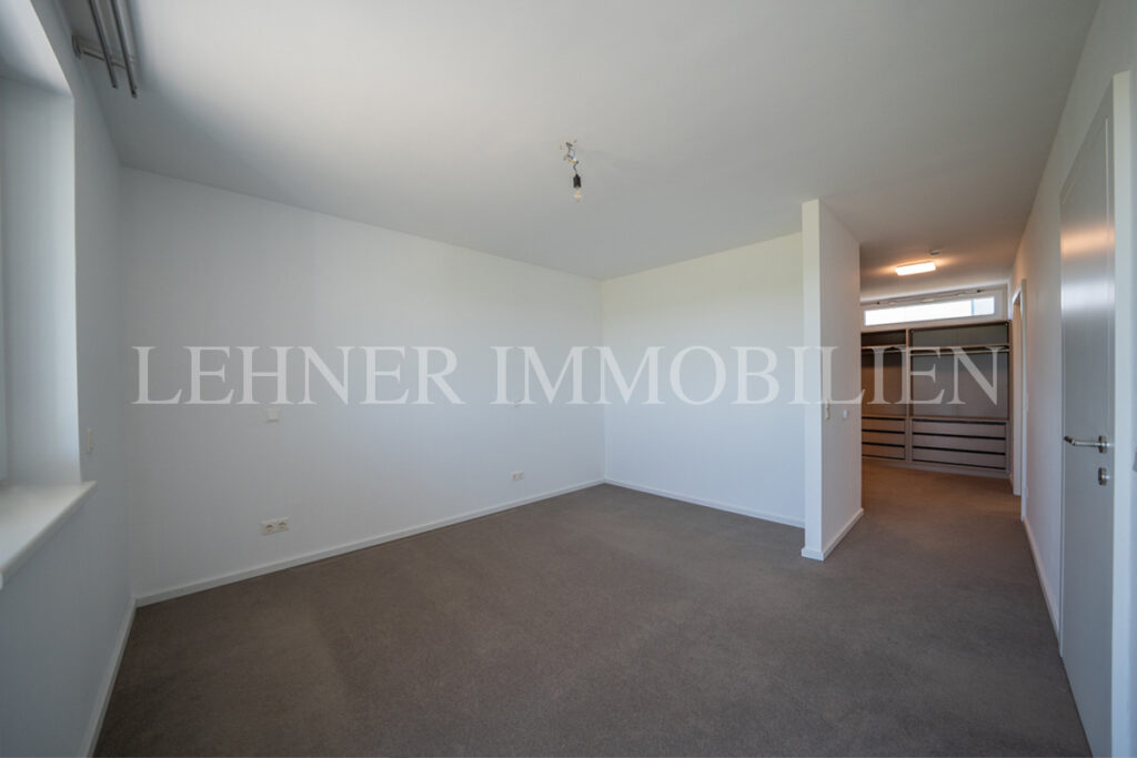 Lehner Immobilien Modernes Eckreihenhaus mit Haus-Charakter und Pool in Feldkirchen bei Graz
