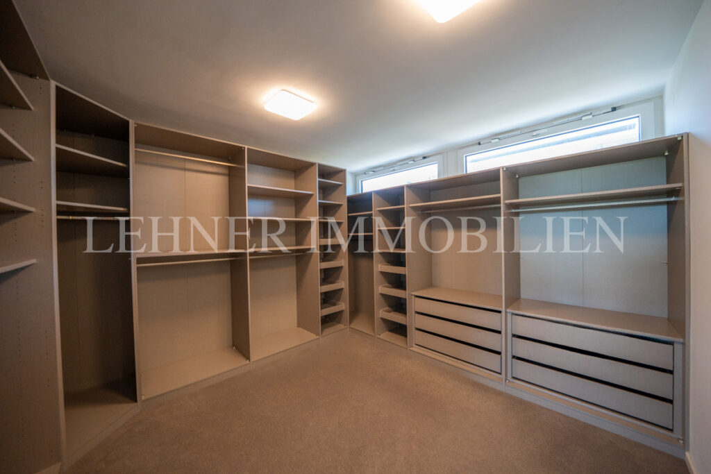 Lehner Immobilien Modernes Eckreihenhaus mit Haus-Charakter und Pool in Feldkirchen bei Graz