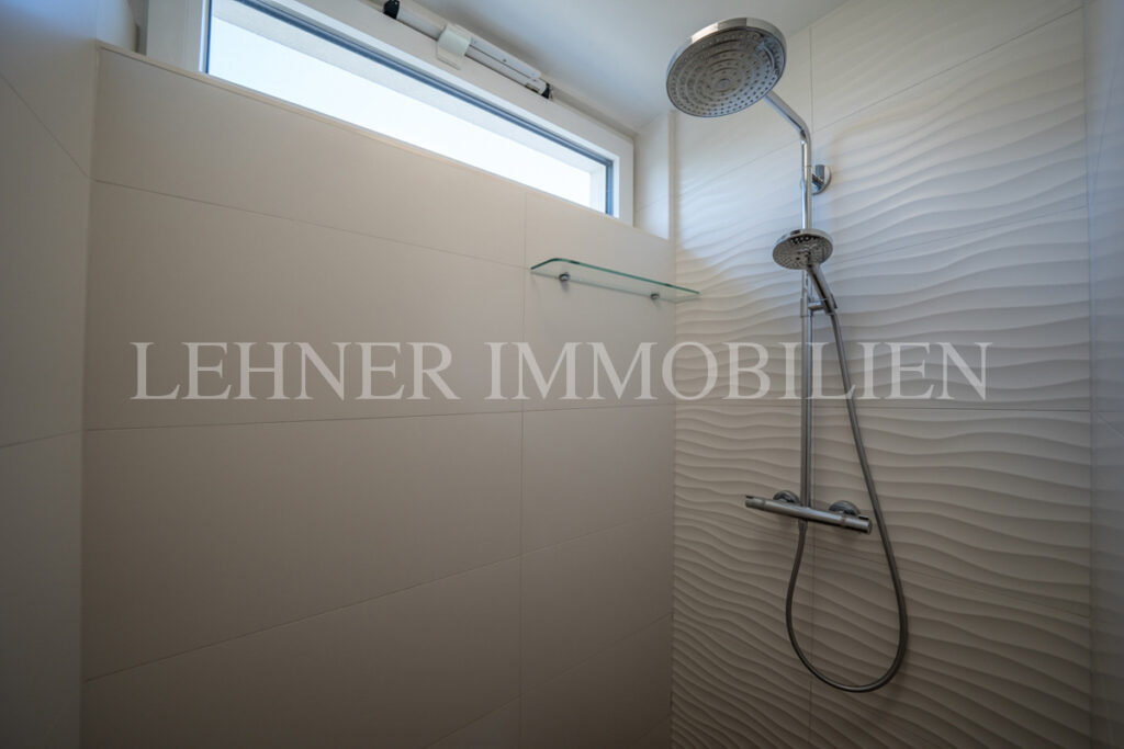 Lehner Immobilien Modernes Eckreihenhaus mit Haus-Charakter und Pool in Feldkirchen bei Graz