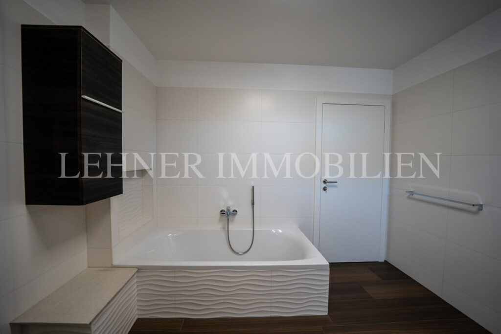 Lehner Immobilien Modernes Eckreihenhaus mit Haus-Charakter und Pool in Feldkirchen bei Graz