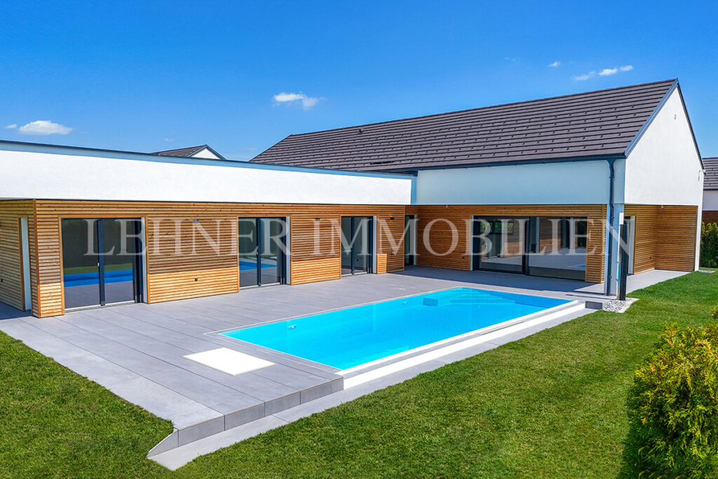 Lehner Immobilien exklusiver Bungalow mit 1.779 Grundfläche und Infinitypool in Dobl