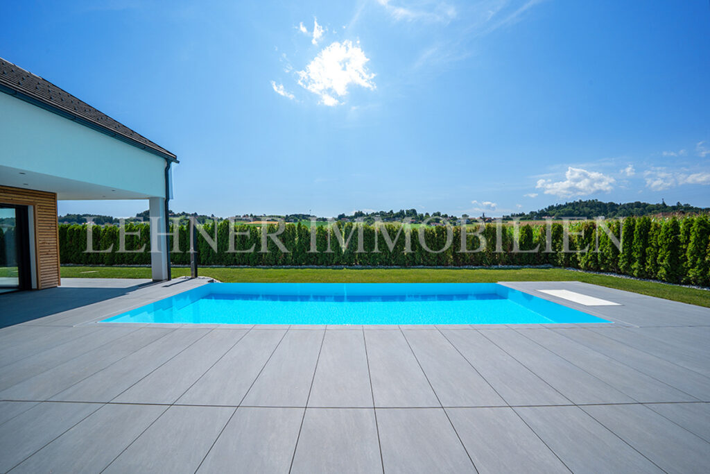Lehner Immobilien exklusiver Bungalow mit 1.779 Grundfläche und Infinitypool in Dobl
