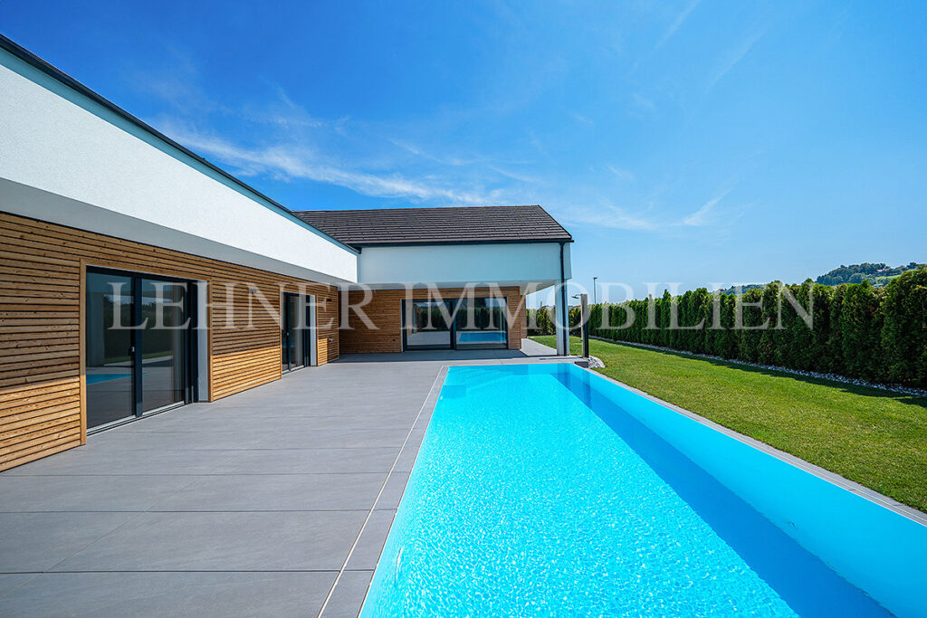 Lehner Immobilien exklusiver Bungalow mit 1.779 Grundfläche und Infinitypool in Dobl