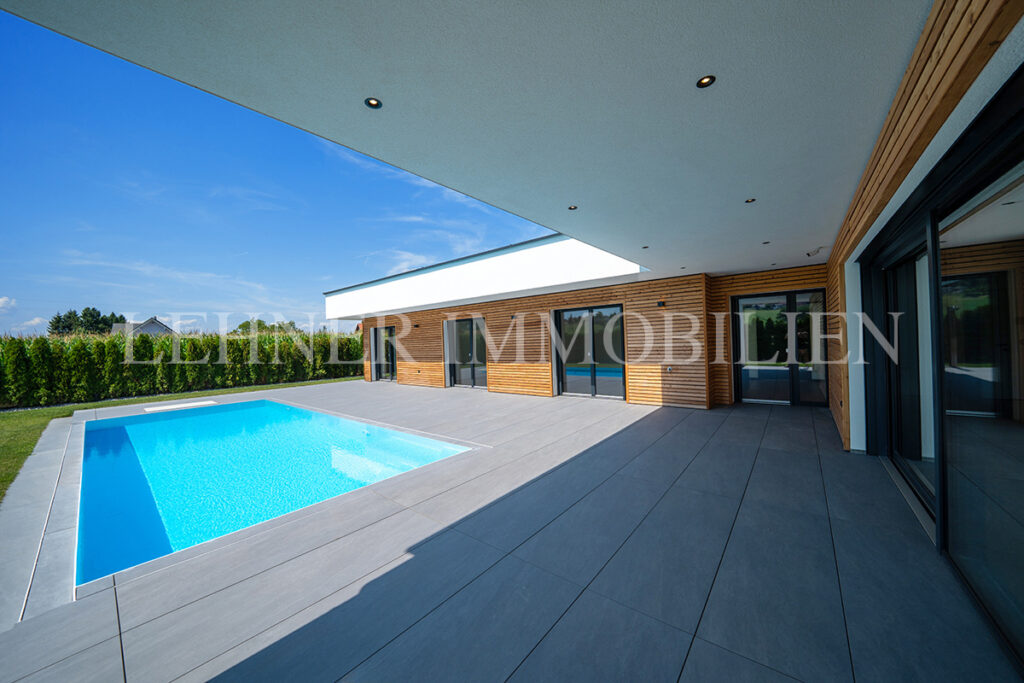 Lehner Immobilien exklusiver Bungalow mit 1.779 Grundfläche und Infinitypool in Dobl