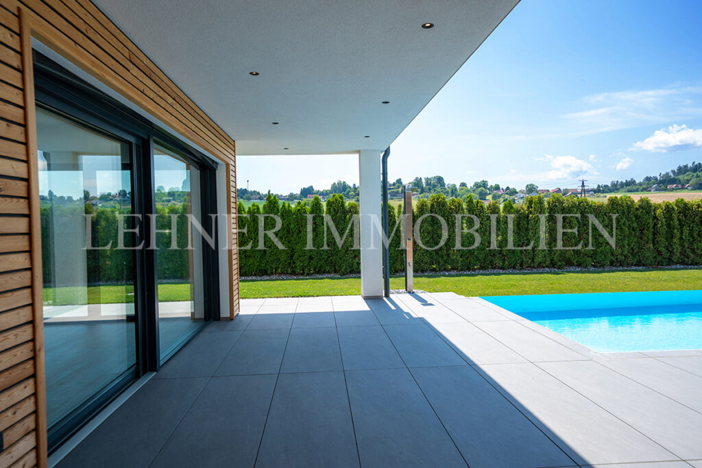 Lehner Immobilien exklusiver Bungalow mit 1.779 Grundfläche und Infinitypool in Dobl
