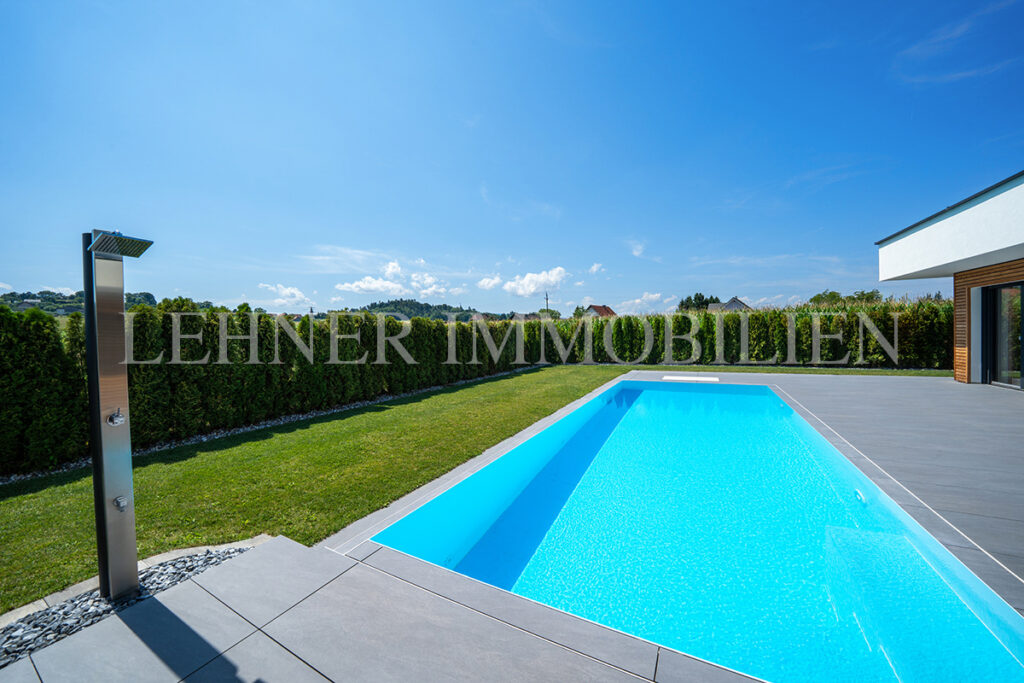 Lehner Immobilien exklusiver Bungalow mit 1.779 Grundfläche und Infinitypool in Dobl