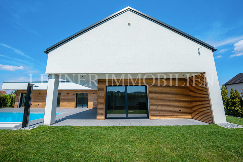 Lehner Immobilien exklusiver Bungalow mit 1.779 Grundfläche und Infinitypool in Dobl