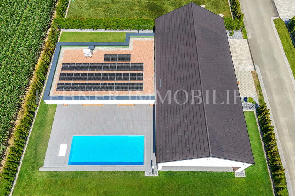 Lehner Immobilien exklusiver Bungalow mit 1.779 Grundfläche und Infinitypool in Dobl