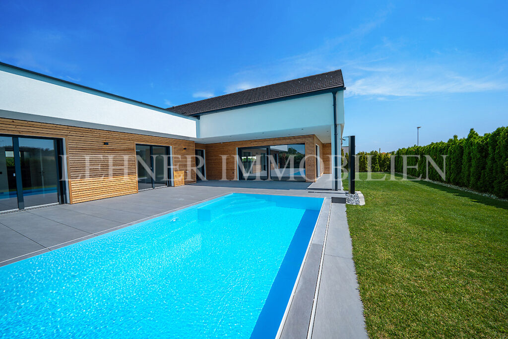 Lehner Immobilien exklusiver Bungalow mit 1.779 Grundfläche und Infinitypool in Dobl