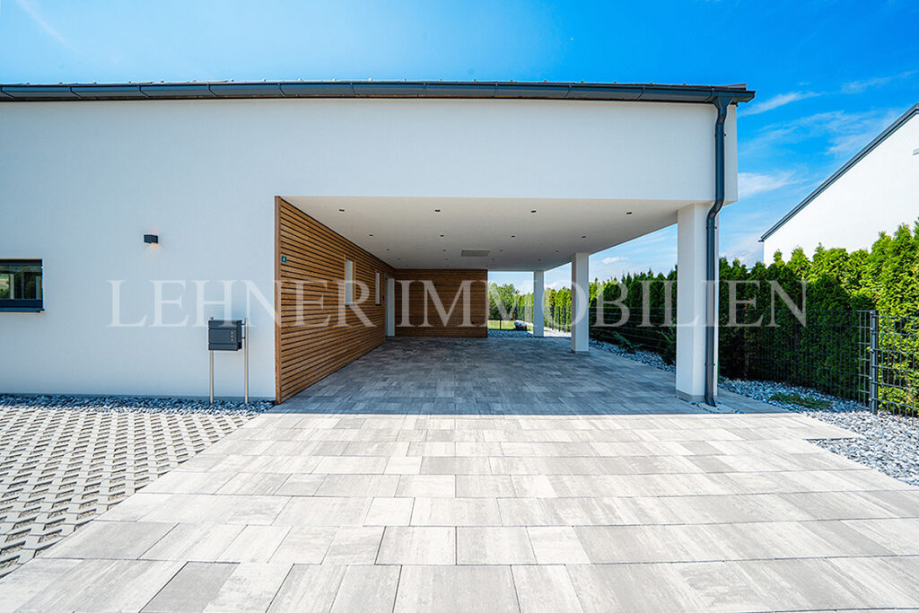 Lehner Immobilien exklusiver Bungalow mit 1.779 Grundfläche und Infinitypool in Dobl