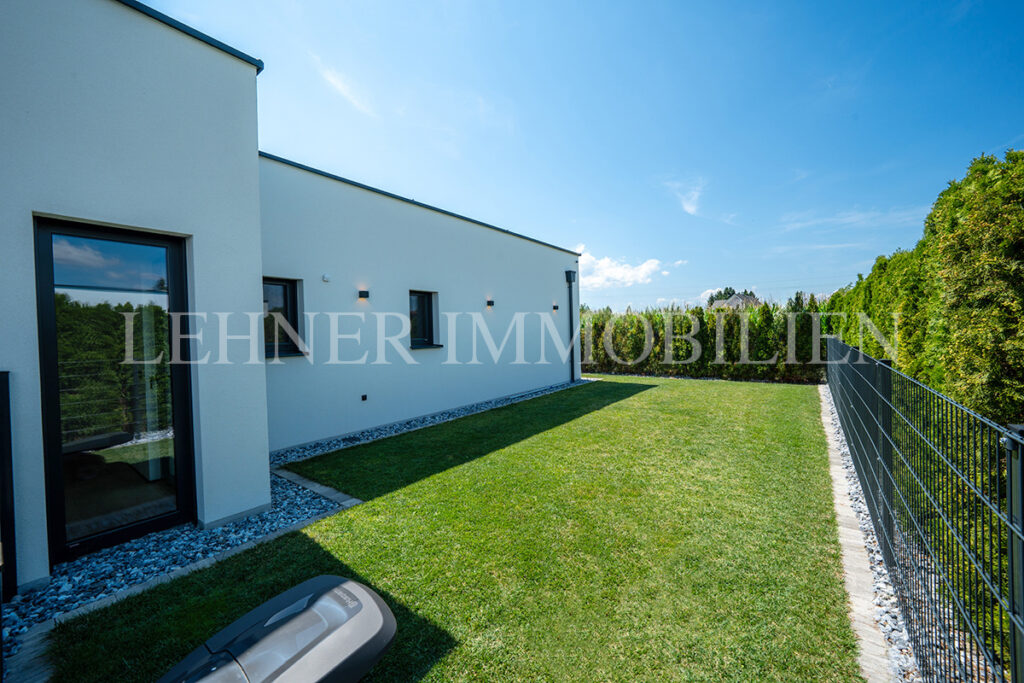 Lehner Immobilien exklusiver Bungalow mit 1.779 Grundfläche und Infinitypool in Dobl