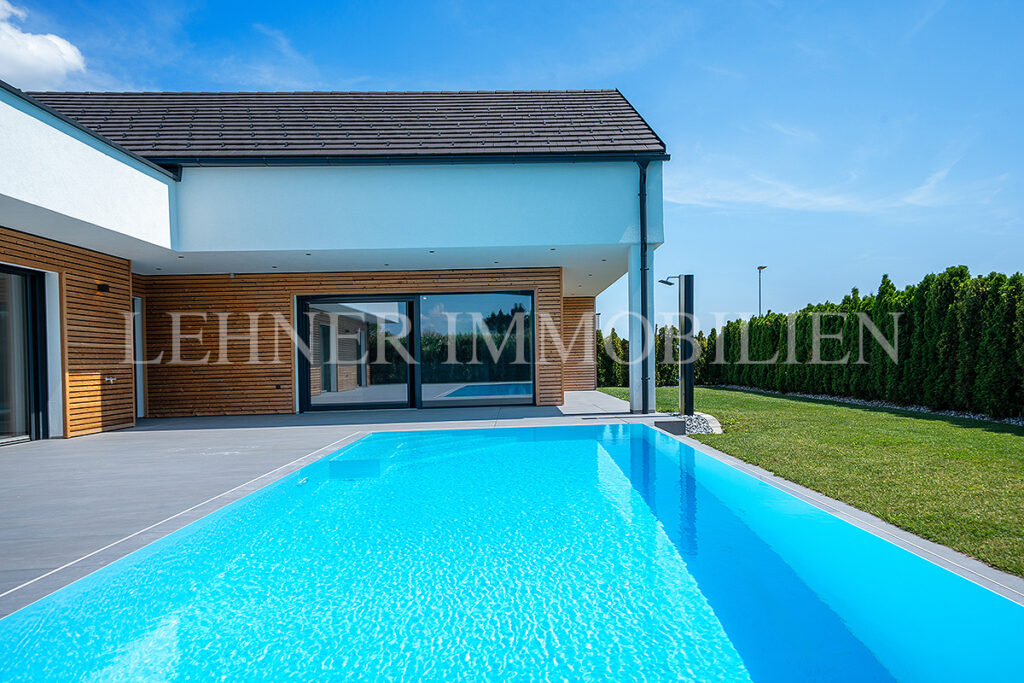 Lehner Immobilien exklusiver Bungalow mit 1.779 Grundfläche und Infinitypool in Dobl