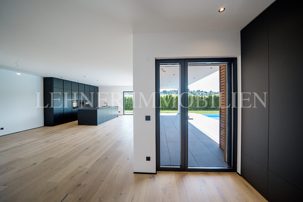 Lehner Immobilien exklusiver Bungalow mit 1.779 Grundfläche und Infinitypool in Dobl
