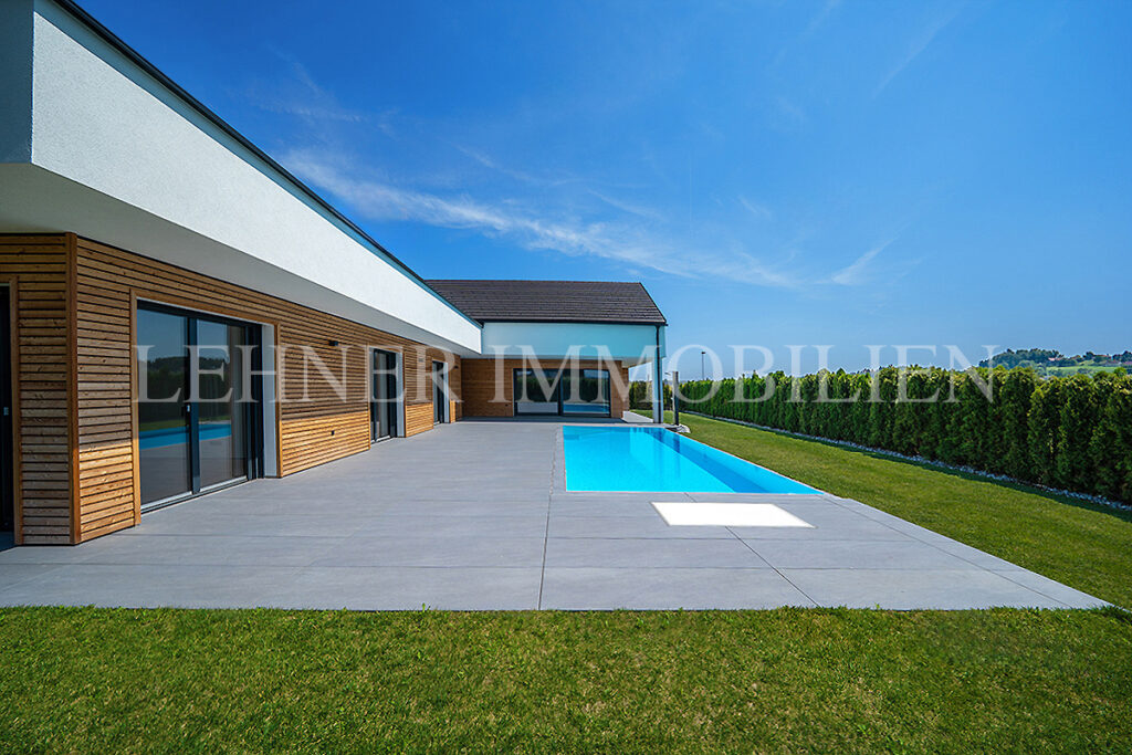 Lehner Immobilien exklusiver Bungalow mit 1.779 Grundfläche und Infinitypool in Dobl